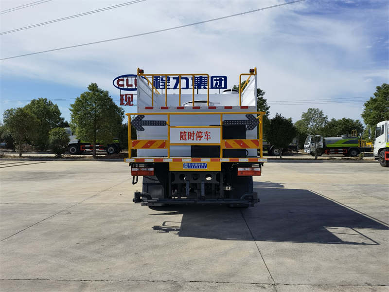 東風(fēng)大多利卡水泥凈漿灑布車(chē)圖片5